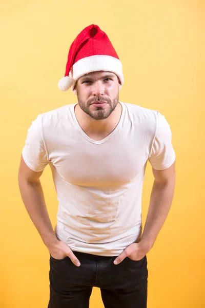 Killen ser med squinty ögon i röda santa hatt — Stockfoto