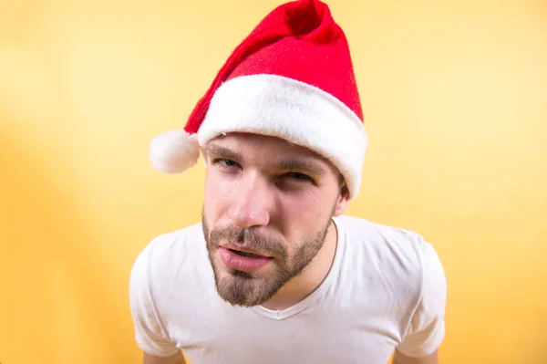 Man santa titta på kameran på orange bakgrund — Stockfoto