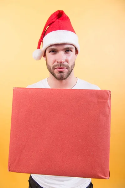 Santa mannen med låda på orange bakgrund — Stockfoto