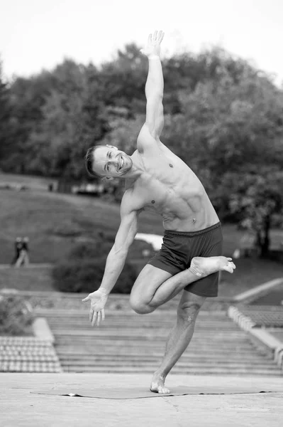 Αθλητικός άντρας που κάνει γιόγκα στο πάρκο. — Φωτογραφία Αρχείου
