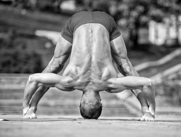 Homme athlétique faisant du yoga asanas dans le parc — Photo