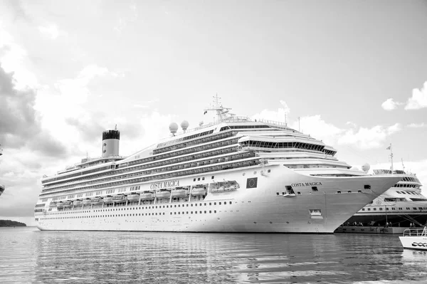 Bella grande nave da crociera di lusso all'ormeggio St. John, Antigua — Foto Stock