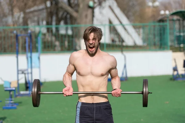 Sportman lift barbell op stadion — Stockfoto