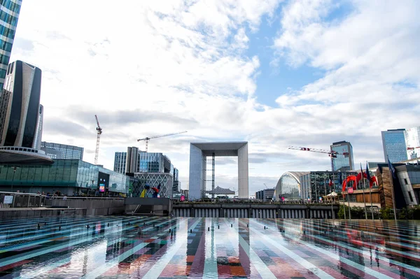 Bacino fontana a la defense a paris, Francia — Foto Stock