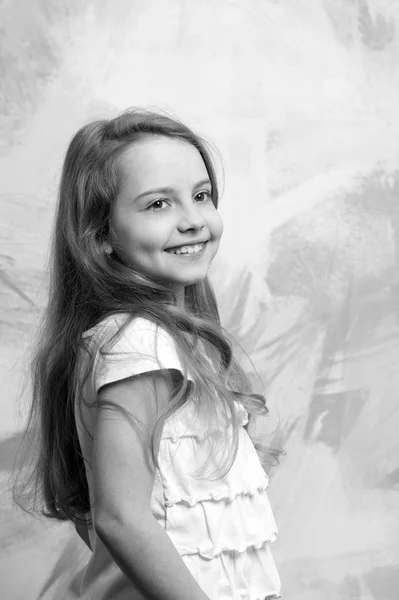 Kleines Mädchen mit glücklichem Gesicht im gelben Hemd — Stockfoto
