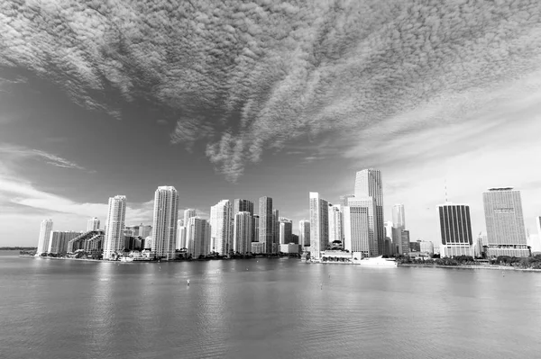 Vista aerea dei grattacieli di Miami con cielo nuvoloso blu, barca a vela — Foto Stock