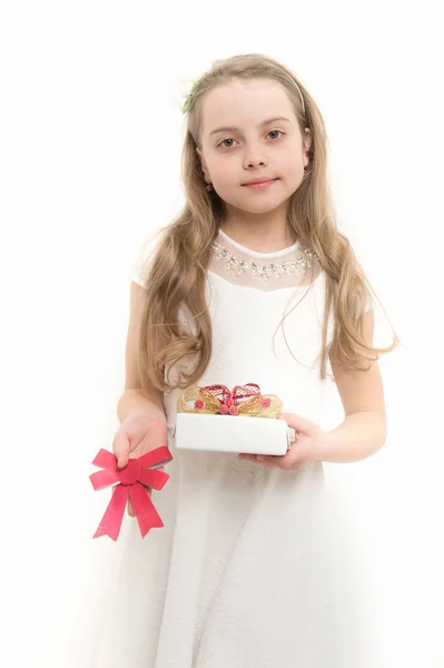 어린이 선물 상자와 빨간 활 개최 — 스톡 사진