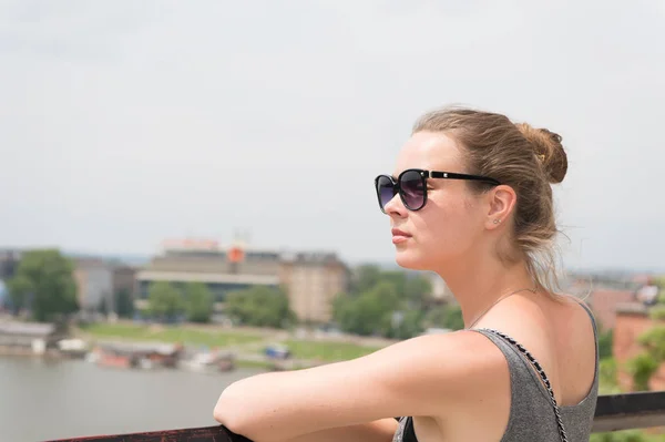 Donna in occhiali da sole a fiume vistula in krakow, Polonia — Foto Stock