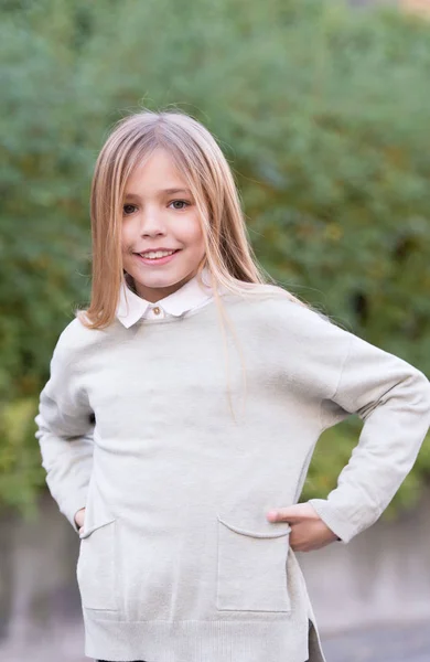 Menina com cabelo longo loiro sorriso na paisagem natural — Fotografia de Stock
