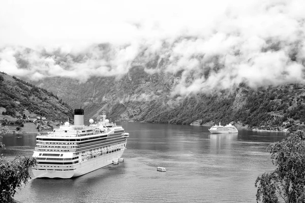 Kreuzfahrtschiff im Fjord, Norwegen — Stockfoto