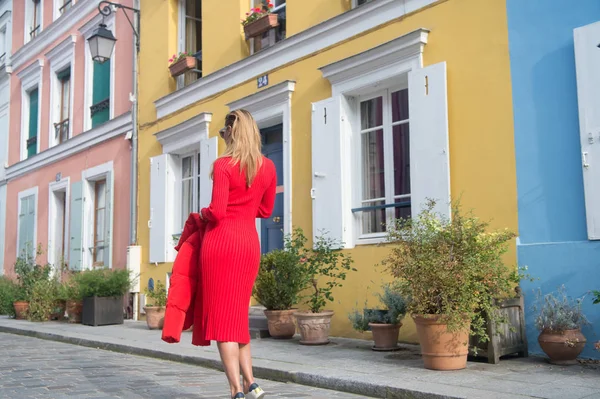 Девушка в красном платье ходит по улице Парижа, Франция . — стоковое фото