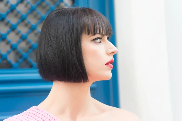 Donna con labbra rosse profilo viso trucco a Parigi, Francia — Foto Stock