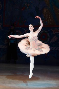 Bale dansçısı balerin bale sırasında Corsar