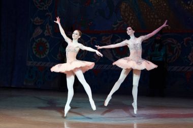 Bale dansçısı balerin bale sırasında Corsar