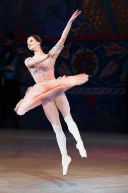 Bale dansçısı balerin bale sırasında Corsar