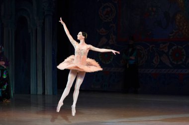 Bale dansçısı balerin bale sırasında Corsar