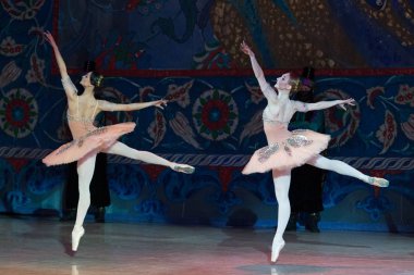 Bale dansçısı balerin bale sırasında Corsar