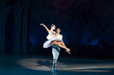 bale dansçıları Aleksandr Stoyanov ve Katerina Kukhar bale sırasında Corsar