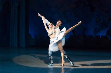 bale dansçıları Aleksandr Stoyanov ve Katerina Kukhar bale sırasında Corsar
