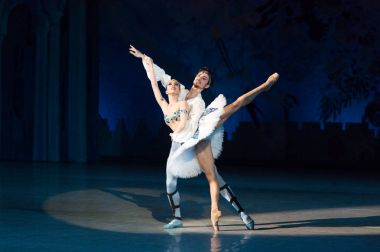 bale dansçıları Aleksandr Stoyanov ve Katerina Kukhar bale sırasında Corsar