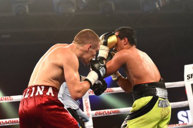 Kimliği belirsiz bir boksörler sıralaması için kavga sırasında halka