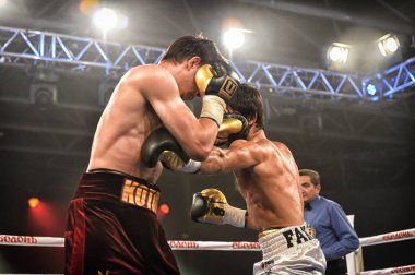 Kimliği belirsiz bir boksörler sıralaması için kavga sırasında halka