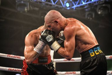 boksörler Ismael Garcia ve Denys Berinchyk içinde belgili tanımlık çalmak