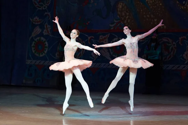 Bailarina de ballet bailarina bailando durante el ballet Corsar — Foto de Stock