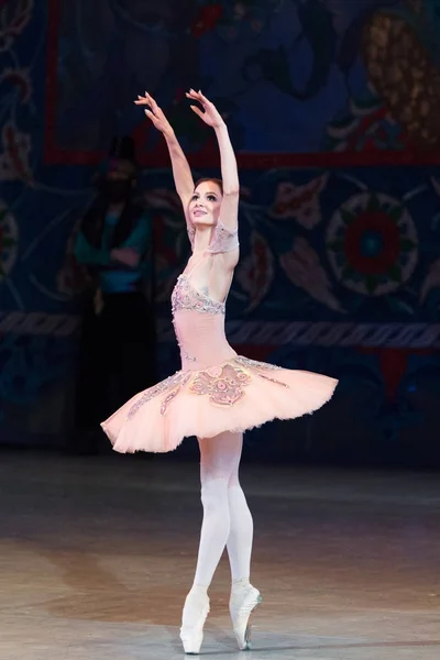 Bailarina bailarina bailarina dançando durante balé Corsar — Fotografia de Stock