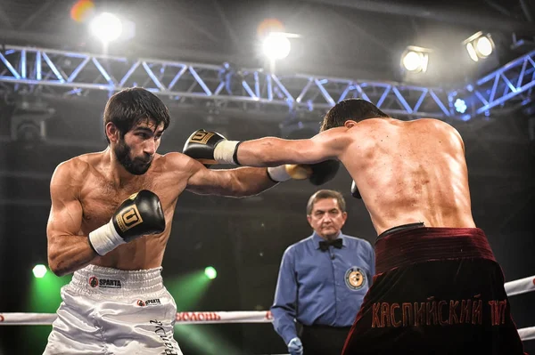 Boxeadores no identificados en el ring durante la lucha por los puntos de ranking — Foto de Stock