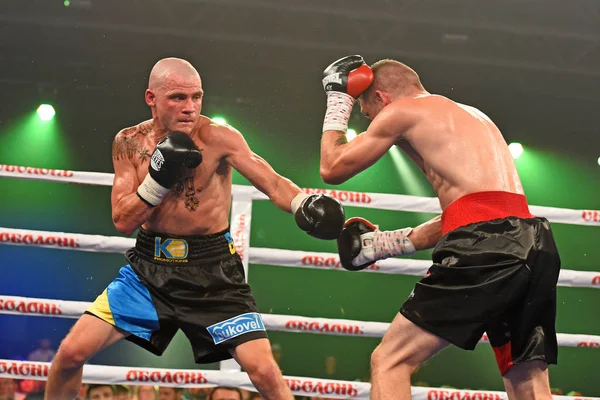 Boxeadores Ismael Garcia y Denys Berinchyk en el ring —  Fotos de Stock