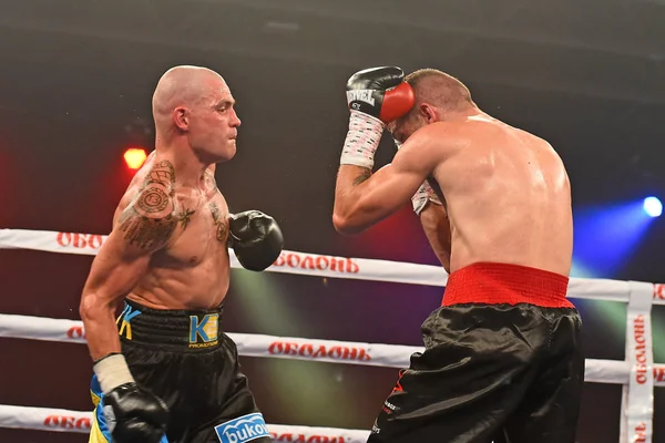 Boxeadores Ismael Garcia y Denys Berinchyk en el ring —  Fotos de Stock