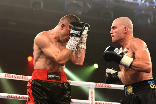 Boxers Ismael Garcia e Denys Berinchyk no ringue — Fotografia de Stock