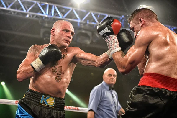 Boxare Ismael Garcia och Denys Berinchyk i ringen — Stockfoto