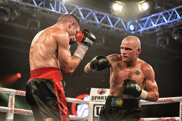 Boxare Ismael Garcia och Denys Berinchyk i ringen — Stockfoto