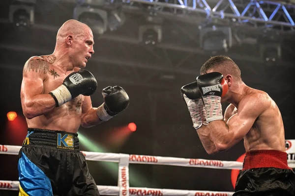 Boksers Ismael Garcia en Denys Berinchyk in de ring — Stockfoto