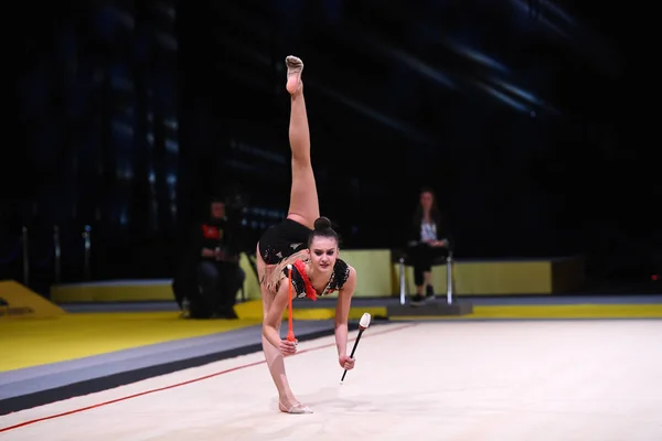 Chica gimnasta realizar en la competencia de gimnasia rítmica —  Fotos de Stock