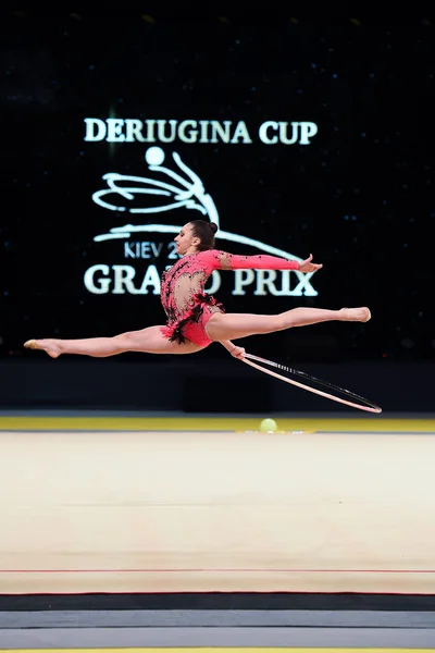 Turnerinnen treten bei Wettkampf der rhythmischen Sportgymnastik auf — Stockfoto