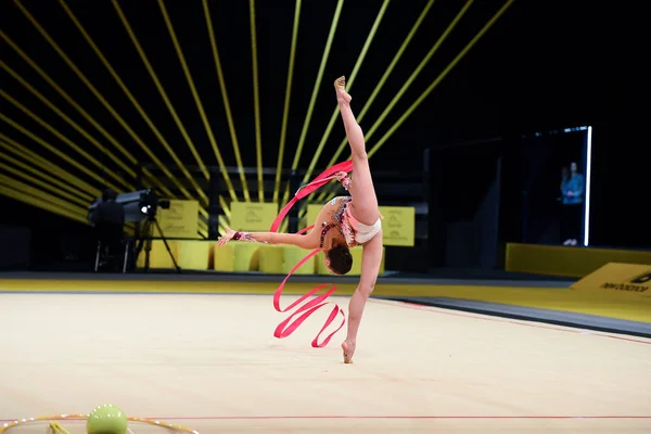 Gymnast girl perform at rhythmic gymnastics competition — Stock Photo, Image