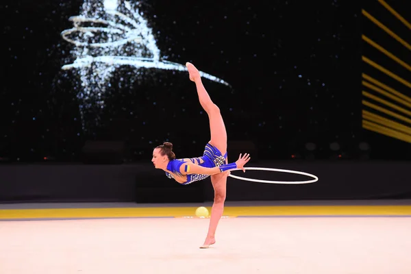 Turnerinnen treten bei Wettkampf der rhythmischen Sportgymnastik auf — Stockfoto