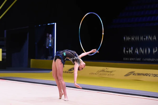 Turnerinnen treten bei Wettkampf der rhythmischen Sportgymnastik auf — Stockfoto