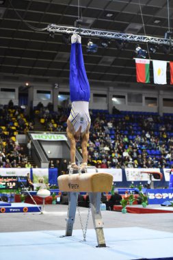 Erkek jimnastikçi Kulplu beygir üzerinde performans