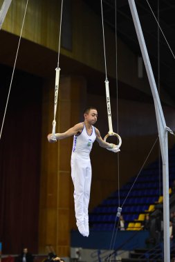 Erkek jimnastikçi sabit jimnastik halkaları gerçekleştirme
