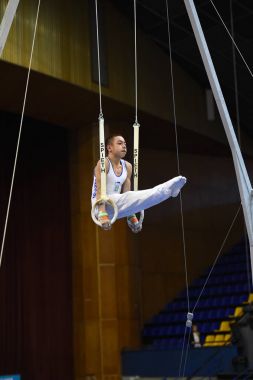 Erkek jimnastikçi sabit jimnastik halkaları gerçekleştirme