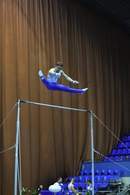 Yarışma sırasında performans Erkek jimnastikçi