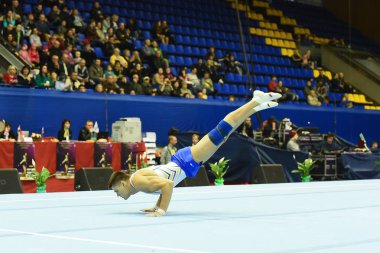 Yarışma sırasında performans Erkek jimnastikçi