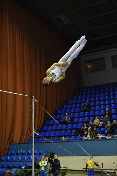 Αρσενικό gymnast εκτελεί κατά τη διάρκεια του διαγωνισμού — Φωτογραφία Αρχείου