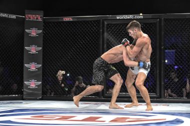 Şu yüzüğe MMA fighters mücadele