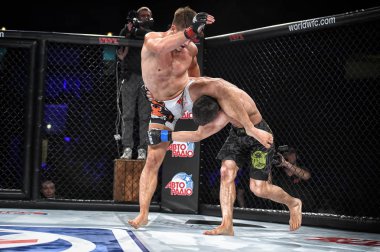Şu yüzüğe MMA fighters mücadele