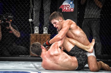 Şu yüzüğe MMA fighters mücadele